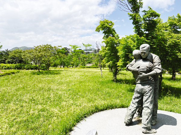 전남 여수 ‘손양원 목사 유적공원’에 24일 조각상 ‘사랑과 용서’(김대길 작)가 전시돼 있다.