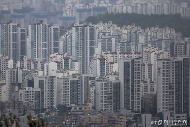 [서울=뉴시스] 정병혁 기자 = 24일 서울 종로구 북악산에서 바라본 도심 아파트의 모습. 2024.04.24. jhope@newsis.com /사진=정병혁