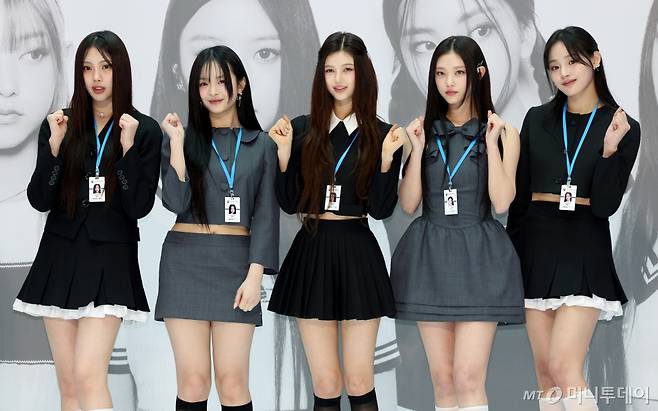(인천공항=뉴스1) 장수영 기자 = 그룹 뉴진스 혜린(왼쪽부터)과 하니, 다니엘, 해린, 민지. /사진=(인천공항=뉴스1) 장수영 기자