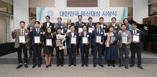 25일 오후 서울 중구 프레스센터에서 열린 2024 대한민국 혁신대상 시상식에서 수상자들이 기념촬영을 하고 있다.