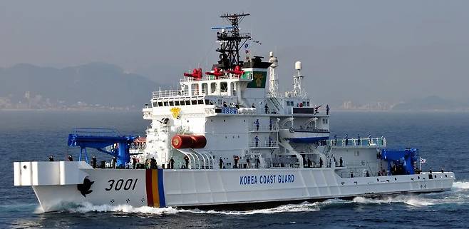 1994년 3월 취역한 해양경찰청의 ‘3001함’ 전경. ‘3001함’은 지난 30년 동안 지구 15바퀴를 도는 대장정을 했으며, 때로는 일본 순시선과 대치했고, 때로는 한국인을 구조하면서 해경의 역사와 함께 했다. [해경]