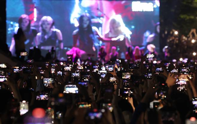 고려대학교 축제에 참여한 학생과 관람객들이 걸그룹 에스파의 공연을 관람하고 있다. [연합]