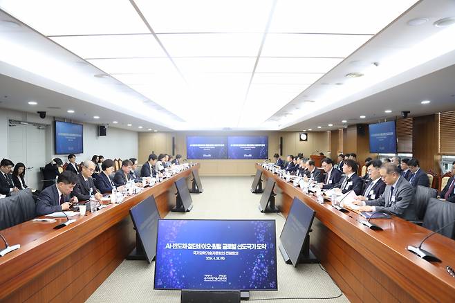 25일 용산 대통령실에서 열린 국가과학기술자문회의 전원회의에서 글로벌 선도국가 도약을 위한 3대 기술 이니셔티브를 논의하고 있다.[과기정통부 제공]