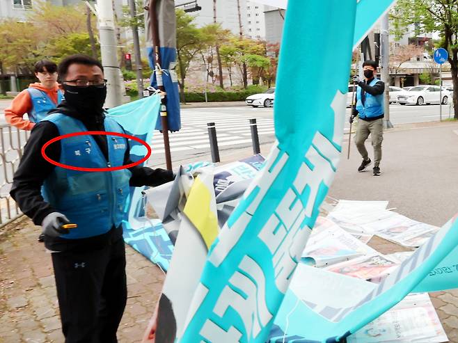 11일 오후 광주 북구 운암동 한 도로에서 북구청 직원들이 제22대 국회의원 선거 현수막을 철거하고 있다. [연합]