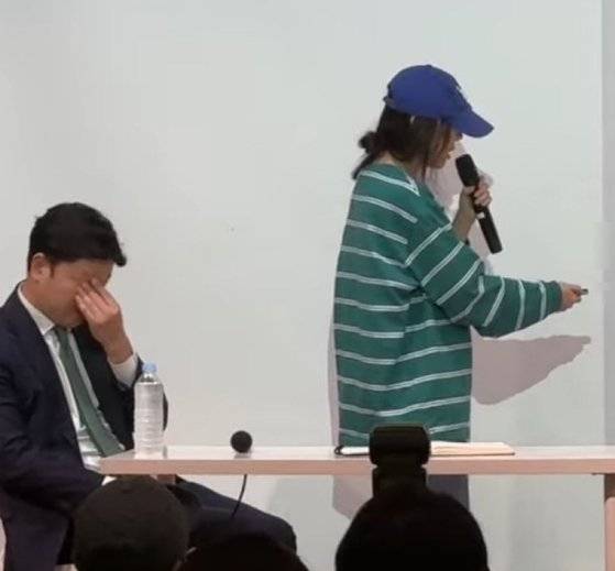 민희진 어도어 대표의 거침없는 발언에 얼굴을 감싸는 변호인. [온라인 커뮤니티 캡처]