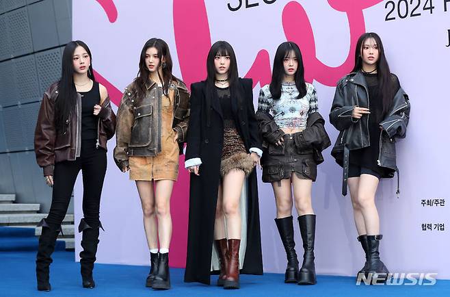 [서울=뉴시스] 김혜진 기자 = 그룹 뉴진스가 1일 오후 서울 중구 동대문디자인플라자(DDP)에서 열린 2024 F/W 서울패션위크(SFW) 오프닝쇼 참석에 앞서 포즈를 취하고 있다. 2024.02.01. jini@newsis.com