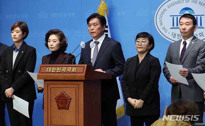[서울=뉴시스] 조성봉 기자= 조승래 더불어민주당 의원이 19일 오후 서울 여의도 국회 소통관에서 열린 '카이스트 졸업생 폭력연행' 관련 더불어민주당 기자회견에서 발언을 하고 있다. 2024.02.19. suncho21@newsis.com
