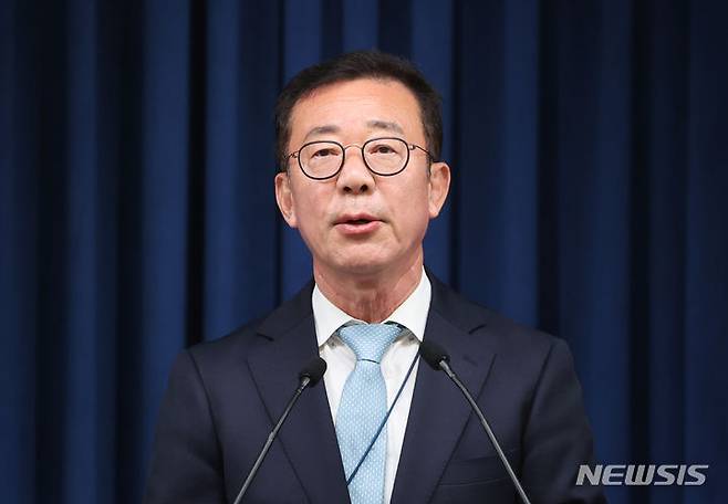 [서울=뉴시스]조수정 기자 = 홍철호 정무수석이 25일 서울 용산 대통령실 청사에서 영수회담 의제·시점 등 조율 2차 실무회동 관련 브리핑을 하고 있다. 2024.04.25. chocrystal@newsis.com