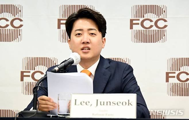 [서울=뉴시스] 국회사진기자단 = 이준석 개혁신당 대표가 25일 오후 서울 중구 한국프레스센터에서 열린 서울외신기자클럽(SFCC) 초청 기자간담회에서 모두발언을 하고 있다. 2024.04.25. photo@newsis.com