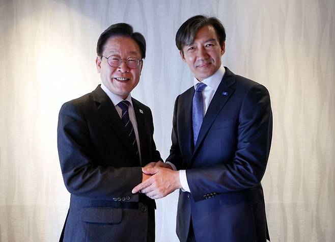 [서울=뉴시스] 조성봉 기자= 이재명 더불어민주당 대표와 조국 조국혁신당 대표가 25일 오후 서울 종로구 한 식당에서 만찬 전 악수를 나누고 있다. (사진=더불어민주당 제공) 2024.04.25. photo@newsis.com *재판매 및 DB 금지