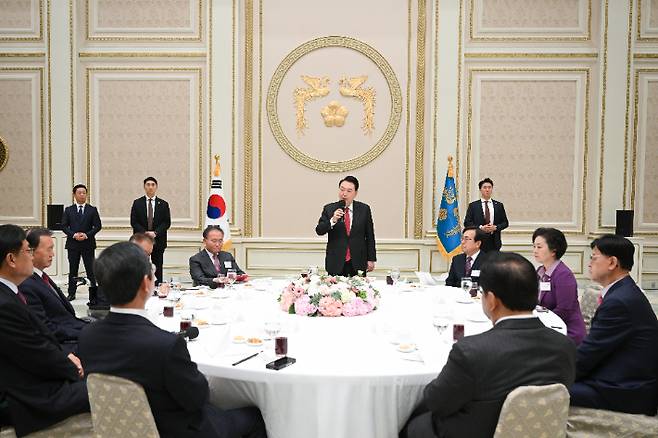 윤석열 대통령이 24일 오후 청와대 영빈관에서 열린 '국민의힘 국회의원 오찬'에서 발언하고 있다. 연합뉴스