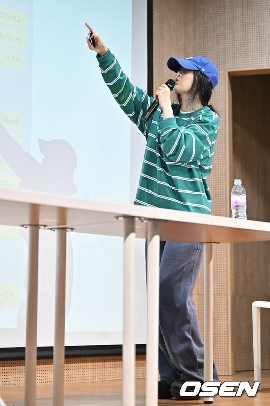 [OSEN=조은정 기자]하이브 산하 레이블 어도어의 대표 민희진이 25일 오후 서울 서초구 한국컨퍼런스센터에서 경영원 탈취 시도 의혹 관련 긴급기자회견을 열었다.앞서 하이브는 민희진 대표가 뉴진스를 데리고 본사로부터 독립하려 한다는 제보를 받아 관련 증거 수집에 나섰다.&nbsp;하이브는 A 씨 등 어도어 경영진이 대외비인 계약서를 유출하고, 하이브가 보유하고 있는 어도어 주식을 팔도록 유도했다는 정황을 포착해 감사권을 발동했으며&nbsp;A 씨가 하이브 내부 정보를 어도어에 넘긴 것으로도 파악했다. 이와 관련,&nbsp;민희진 대표는 공식입장을 통해 '아일릿의 뉴진스 카피 사태'에 문제를 제기하자 하이브로부터 해임 통보를 받은 것이라고 반박했다.민희진 대표가 입장을 발표하고 있다. 2024.04.25 /cej@osen.co.kr