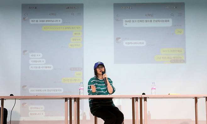 민희진 어도어 대표가 25일 서울 강남구 한국컨퍼런스센터에서 열린 긴급 기자회견에서 입장을 밝히고 있다. 하이브는 22일 민희진 대표 등이 경영권 탈취 시도를 했다며 전격 감사에 착수한 것으로 알려졌다. 민 대표는 하이브의 또 다른 산하 레이블인 빌리프랩의 걸그룹 아일릿이 뉴진스를 카피했다는 공식입장으로 맞받아쳤다. 뉴시스