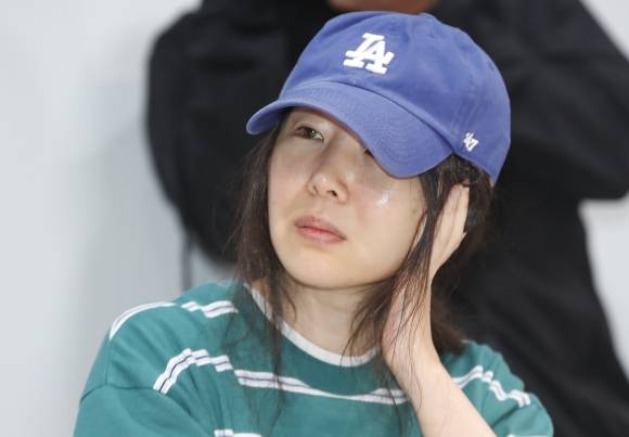 그룹 뉴진스의 소속사 어도어 민희진 대표가 25일 서울 서초구 한국컨퍼런스센터에서 하이브 경영권 탈취 시도와 관련한 배임 의혹에 관한 기자회견을 열고 입장을 밝히고 있다. 2024.4.25 뉴스1