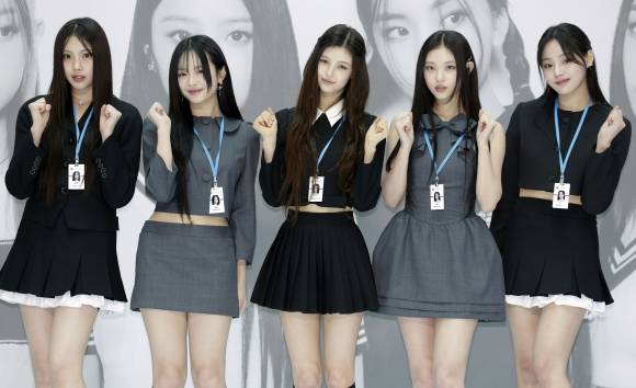 =인천공항세관 홍보대사에 위촉된 그룹 뉴진스가 22일 인천국제공항 제1여객터미널 밀레니엄홀에서 열린 홍보대사 위촉식 행사장에서 포즈를 취하고 있다. 2024.03.22 뉴시스