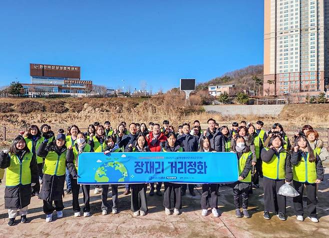 하나님의 교회 학생봉사단 ASEZ STAR가 아산 장재리 일대에서 정화활동을 벌여 환경사랑을 실천했다.