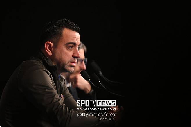 ▲ 차비 에르난데스 감독은 2021년 카타르 알사드를 떠나 바르셀로나 지휘봉을 잡았다. 펩 과르디올라 감독 이후 황금 시대를 열 핵심 인물로 평가됐고 우승컵도 들었지만 모두가 만족할 만한 경기력까지 올라오지 못했다. 계약 기간이 남았던 지난해 1월 2023-24시즌을 끝으로 바르셀로나를 떠나겠다는 말을 했다. 차비 에르난데스 감독은 "난 바르셀로나를 떠날 것이다. 돌아올 수 없는 지점에 도달했다. 이제는 변화가 필요하다. 고위층과도 이야기한 부분이다. 내 결정으로 바르셀로나 구단은 더 나아질 것"이라고 말했다. 차비 에르난데스 감독이 팀을 떠나기로 결정하자 꽤 많은 팀과 연결됐다. 맨체스터 유나이티드, 도르트문트 등 부진했던 팀이 차비 에르난데스 감독을 원한다는 이야기가 있었다. 이 중에선 대한축구협회가 차기 한국 대표팀 감독으로 차비 에르난데스 감독을 지켜보고 있단 설도 있었다