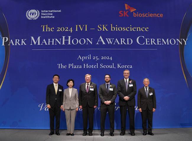 SK바이오사이언스와 국제백신연구소가 25일 서울 중구 플라자호텔에서 개최한 '2024 IVI-SK바이오사이언스 박만훈상 시상식'에서 안재용 SK바이오사이언스 사장(사진 왼쪽부터)과 지영미 질병관리청장, 얀 홈그렌 교수, 제이슨 멕렐란 교수, 바니 그레이엄 교수, 제롬 김 IVI 사무총장이 기념사진을 찍고 있다./사진=SK바이오사이언스