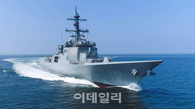 2024년 말 해군에 인도 예정인 차세대 이지스 구축함(KDX-III Batch-II) 1번함 ‘정조대왕함’이 시운전을 하고 있다. (사진=HD현대중공업)