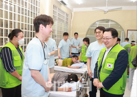 이장우 대전시장(오른쪽)이 26일 대전시 한의사회 무료진료소가 있는 베트남 빈증성 빈증 전통 의학병원을 방문해 관계자들을 격려하고 있다. (사진=대전시 제공)