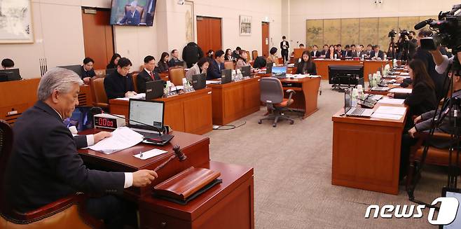 이상헌 국회 문체위 위원장이 30일 오전 서울 여의도 국회에서 열린 문화체육관광위원회 전체회의에서 의사봉을 두드리고 있다. 2023.11.30/뉴스1 ⓒ News1 임세영 기자