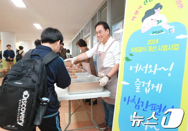 서거석 전북특별자치도교육감이 26일 오전 전주용소중학교를 찾아 아침간편식 배식에 나섰다.(전북교육청 제공)/뉴스1