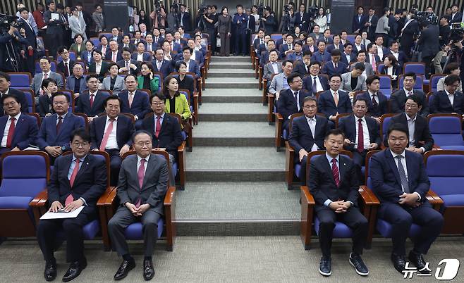 윤재옥 국민의힘 원내대표 겸 당대표 권한대행과 당선인들이 22일 서울 여의도 국회에서 열린 제22대 국회의원 당선자총회에 참석하고 있다. 2024.4.22/뉴스1 ⓒ News1 ,송원영 기자