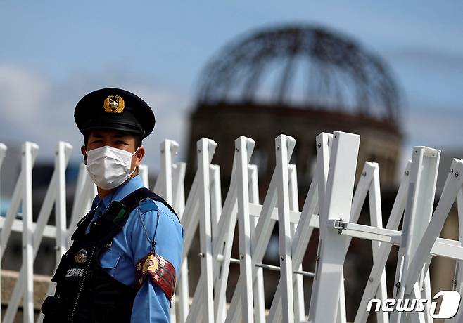 지난해 5월 일본 히로시마에서 경찰 공무원이 경비를 서고 있는 모습. 2023.05.20. ⓒ 로이터=뉴스1 ⓒ News1 정윤영 기자