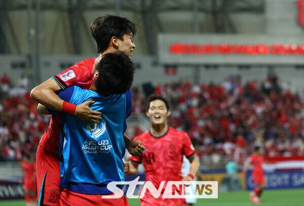 25일(현지시간) 카타르 도하 압둘라 빈 칼리파 스타디움에서 열린 2024 아시아축구연맹(AFC) U-23 아시안컵 8강전 대한민국과 인도네시아의 경기, 동점골을 넣은 한국 엄지성이 기뻐하고 있다. 사진┃뉴시스
