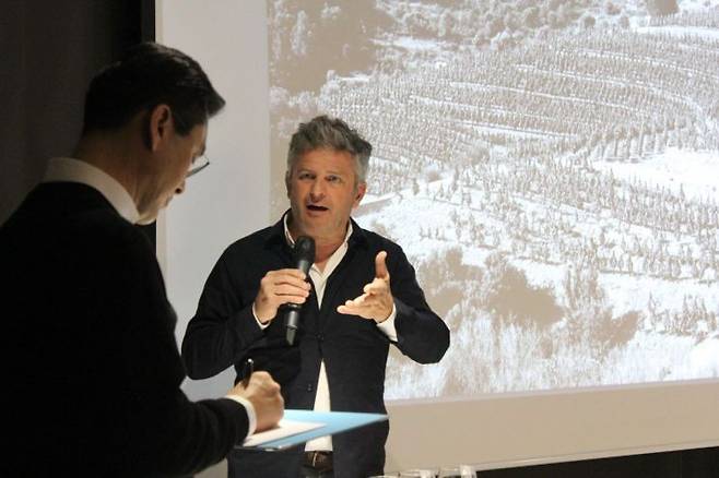 알바로 팔라시오스가 서울 강남구 신사동 '도운 스페이스'에서 와이너리와 와인에 대해 설명하고 있다.