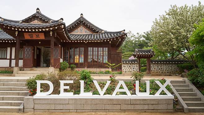 한글로 델보라고 쓰인 로고 현판이 장식된 휘겸재 입구. 이곳에서 지난 16일부터 18일까지 2024 Haute Maroquinerie(오뜨 마호키느히) 이벤트를 진행했다. ‘SAVOIRS ET SAVOIR-FAIRE(지식과 노하우)’를 주제로 한 이번 이벤트에서는 200여 년간 이어온 델보의 가죽 공예 기술력과 벨기에 예술의 생동감 넘치는 융합의 장을 선보였다.