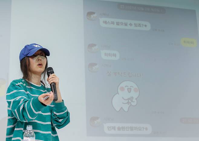 그룹 뉴진스의 소속사 어도어 민희진 대표가 25일 서울 서초구 한국컨퍼런스센터에서 하이브 경영권 탈취 시도와 관련한 배임 의혹에 긴급기자회견을 갖고 방시혁 하이브 의장과 나눈 카톡을 공개하고 있다. /뉴스1