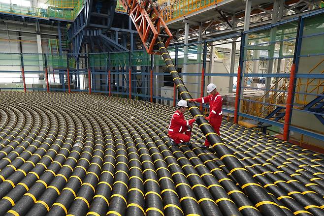 강원도 동해항 송정산업단지 LS전선 해저케이블공장에서 직원들이 턴테이블에 생산된 케이블을 쌓아올리고 있다./LS전선 제공