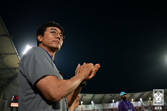 카타르 도하 압둘라 빈 칼리파 스타디움에서 열린 2024 AFC U-23 아시안컵 8강전 한국과 인도네시아의 경기에 앞서 황선홍 감독이 선수들을 독려하고 있다. 연합뉴스