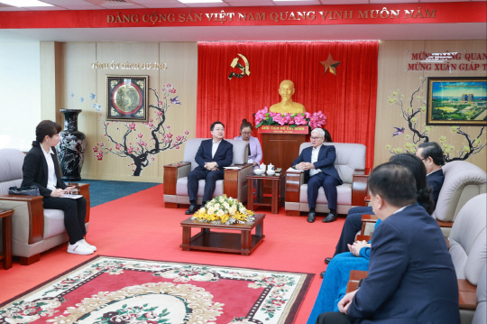 이장우 대전시장은 25일 베트남 빈증성 당서기를 만나 대전기업의 빈증성 진출을 위한 경제협력을 요청했다. 대전시 제공.