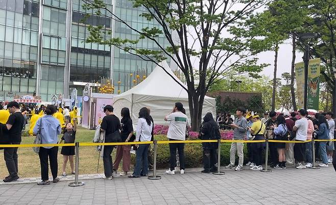 수많은 관람객이 서울 잠실 롯데월드몰 아레나 광장에 들어가기위해 줄서고 있다. ⓒ데일리안 황지현 기자