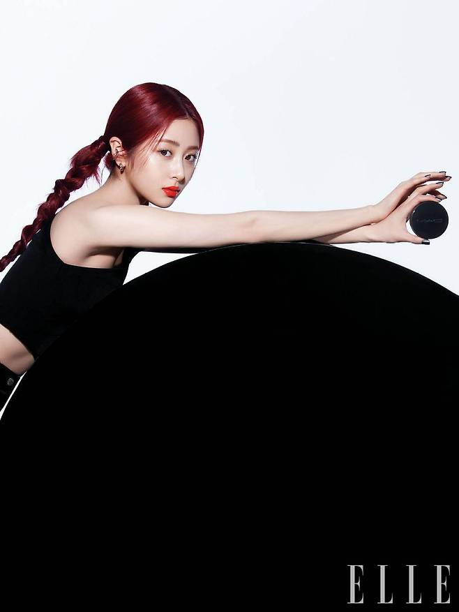 멀리서 봐도 고급스러운 새틴광이 느껴지는 그녀의 피부는 NEW 스튜디오 픽스 새틴광 쿠션을 내장된 더블 픽스 퍼프를 이용해 바른 것이다. 맥 아티스트가 고안한 더블 픽스 퍼프는 스펀지에 스며 있는 파운데이션 포뮬러를 피부에 얇게 밀착시켜 내 피부인 듯 정교하고 매끄러운 피부를 완성해 주는 일등공신이다. 사용 제품은 M·A·C. 톱과 팬츠는 모두 Whole Paper. 이어 커프는 Portrait Report. 이어링은 Numbering.