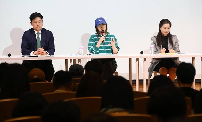 그룹 뉴진스의 소속사 어도어 민희진 대표가 25일 서울 서초구 한국컨퍼런스센터에서 하이브 경영권 탈취 시도와 관련한 배임 의혹에 관한 입장을 밝히는 긴급기자회견을 하고 있다. 2024.4.25/뉴스1 ⓒ News1 권현진 기자 /사진=뉴스1