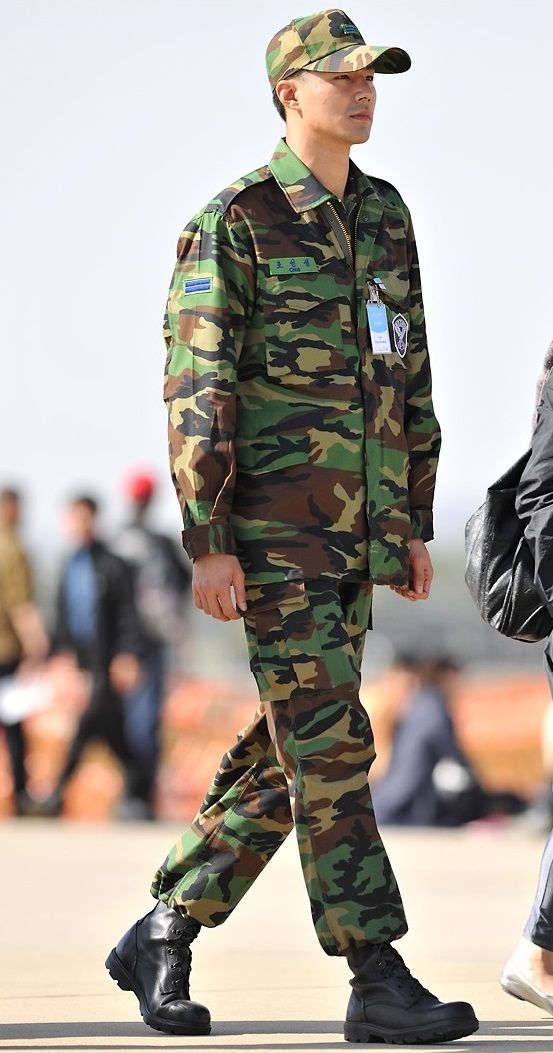 배우 조인성이 지난 2009년 공군 군악대에서 복무 당시 '개구리군복'을 입은 모습.