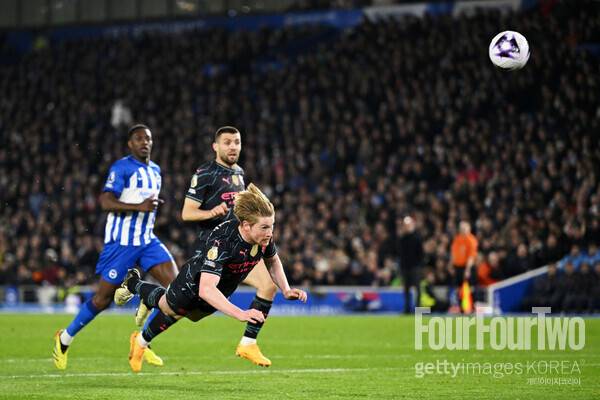 사진=게티이미지. 케빈 더 브라위너의 환상 헤더 골이 로빈 반 페르시의 골 장면을 소환했다.