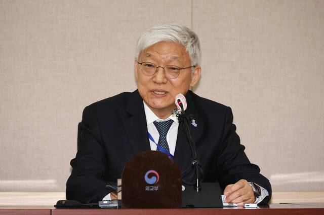 윤덕민 주일 한국대사가 26일 오후 정부서울청사에서 열린 기자간담회에서 발언하고 있다. 연합뉴스