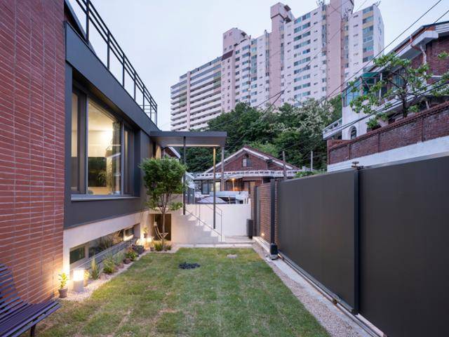 직접 정원을 가꿔나가고 싶다는 건축주의 바람에 따라 높은 담장 안에 조성한 잔디 정원에는 나무 한 그루를 심는 것 외에 조경을 따로 하지 않았다. 남궁선 건축사진작가 제공