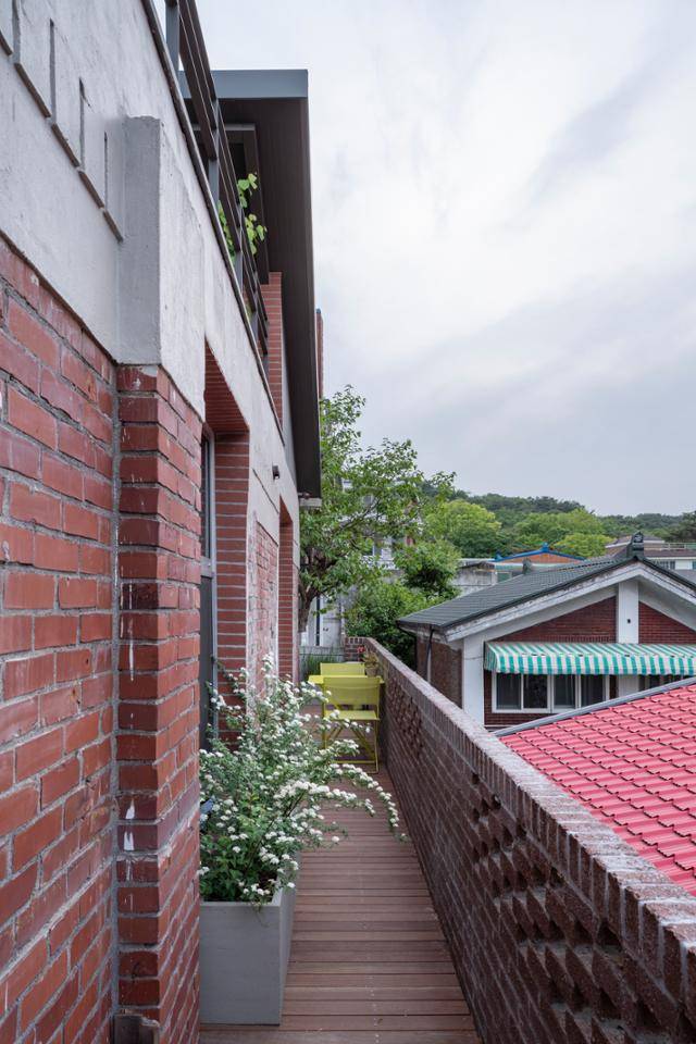 집 뒤편에도 덱을 깔아 테라스 공간을 마련했다. 남궁선 건축사진작가 제공