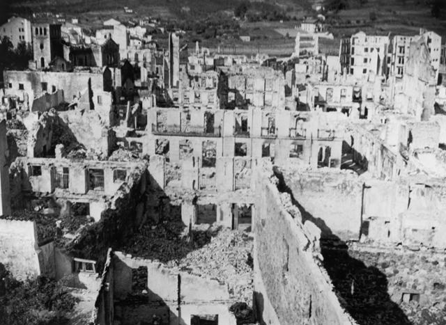 나치 독일은 1937년 4월 26일 장날에 맞춰 스페인 북부도시 게르니카를 폭격했다. annefrank.org