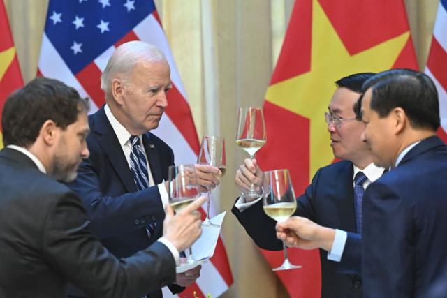 조 바이든(왼쪽 두 번째부터) 미국 대통령이 하노이를 국빈방문한 지난해 9월 11일 보반트엉 당시 베트남 국가주석과 만나 건배하고 있다. 이날 바이든 대통령은 베트남과 반도체 산업에 협력 의사를 밝혔다. 하노이=AFP 연합뉴스 자료사진