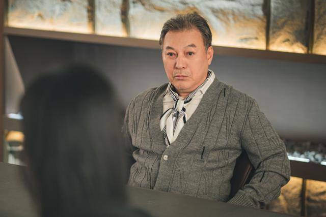 드라마 '눈물의 여왕'에서 30년 동안 함께 산 모슬희(이미숙)에게 배신당하고 망연자실한 홍 회장(김갑수). tvN 제공