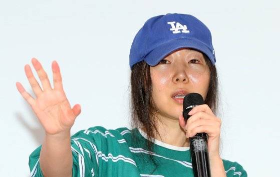 민희진 어도어 대표가 25일 오후 서울 강남구 한국컨퍼런스센터에서 열린 긴급 기자회견에서 입장을 말하고 있다. 뉴시스