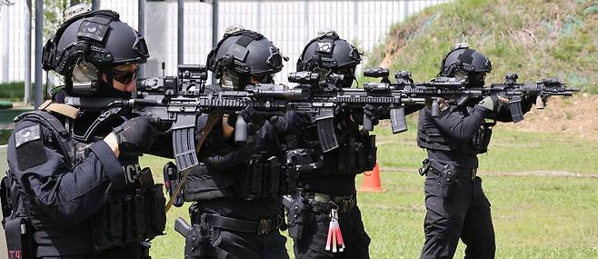 경찰특공대가 테러범을 향해 실탄사격을 하고 있다. 뉴시스