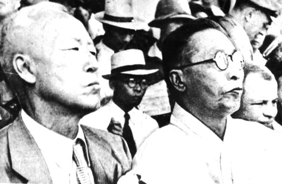 1946년 8월 15일 열린 광복 1주년 기념식에서 함께한 우남 이승만(왼쪽)과 백범 김구. [중앙포토]