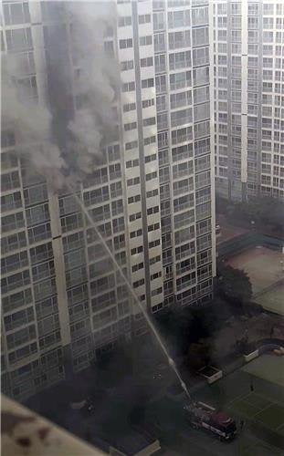 지난 25일 오후 5시쯤 부산 남구 용호동의 한 아파트 12층에서 불이 나 진압하고 있는 모습  /사진=연합뉴스